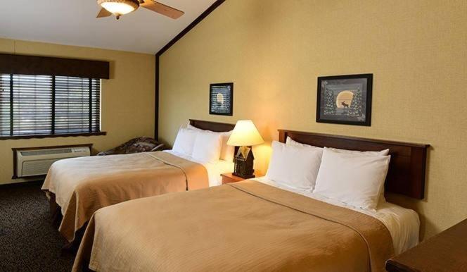 Boarders Inn & Suites By Cobblestone Hotels In Waukon エクステリア 写真