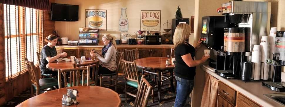 Boarders Inn & Suites By Cobblestone Hotels In Waukon エクステリア 写真